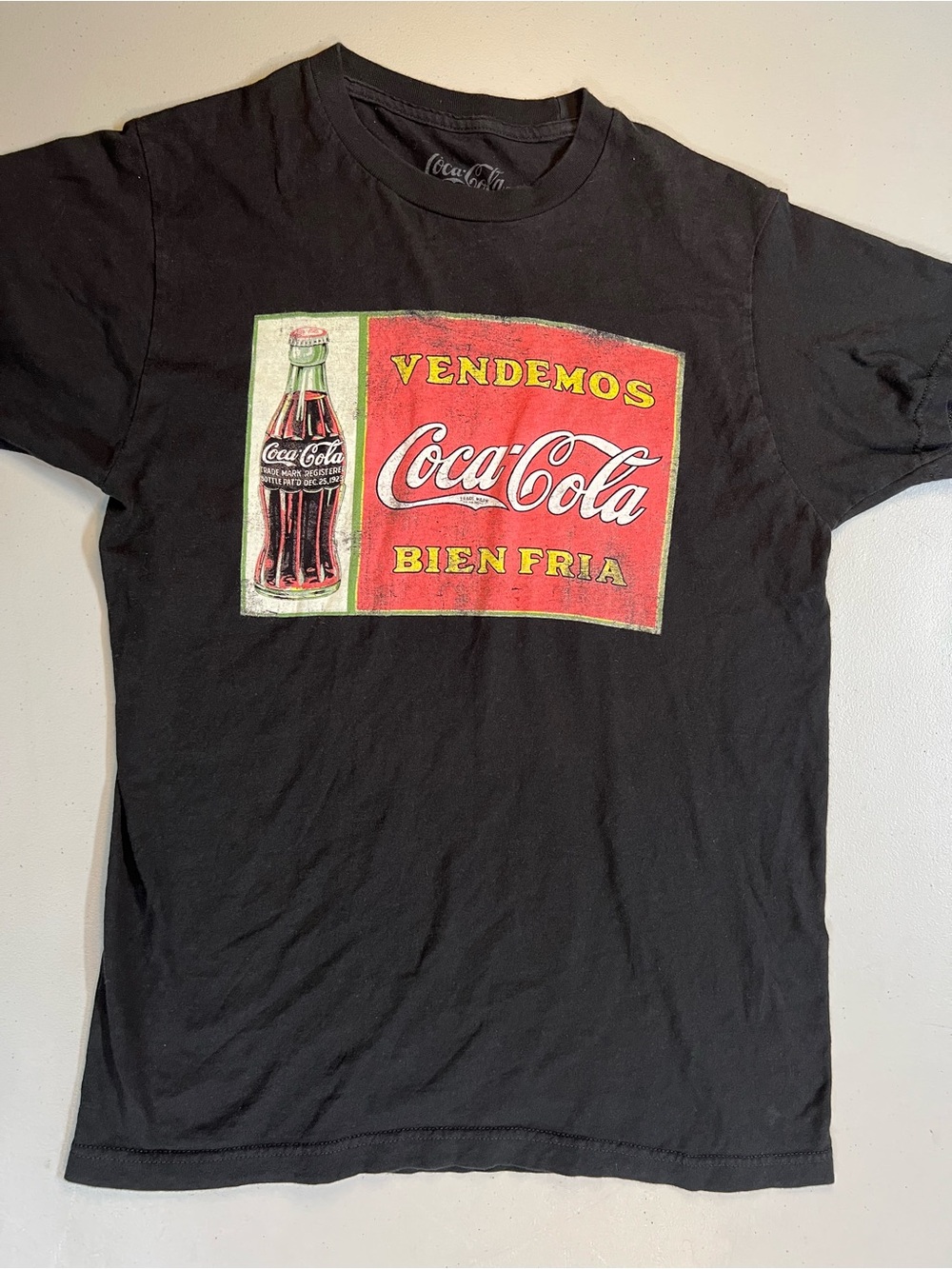 Coca-Cola “Vendemos Coca-Cola Bien Fria” Graphic T-Shirt Men’s Medium Black